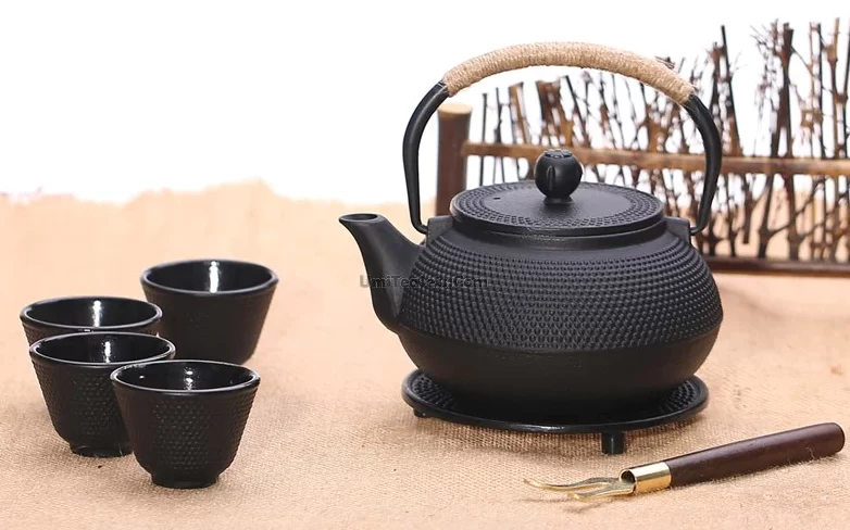 Teiera in ghisa con tazzine