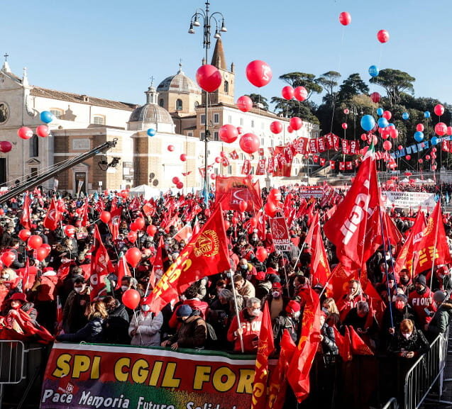 Immagine di persone ad un corteo